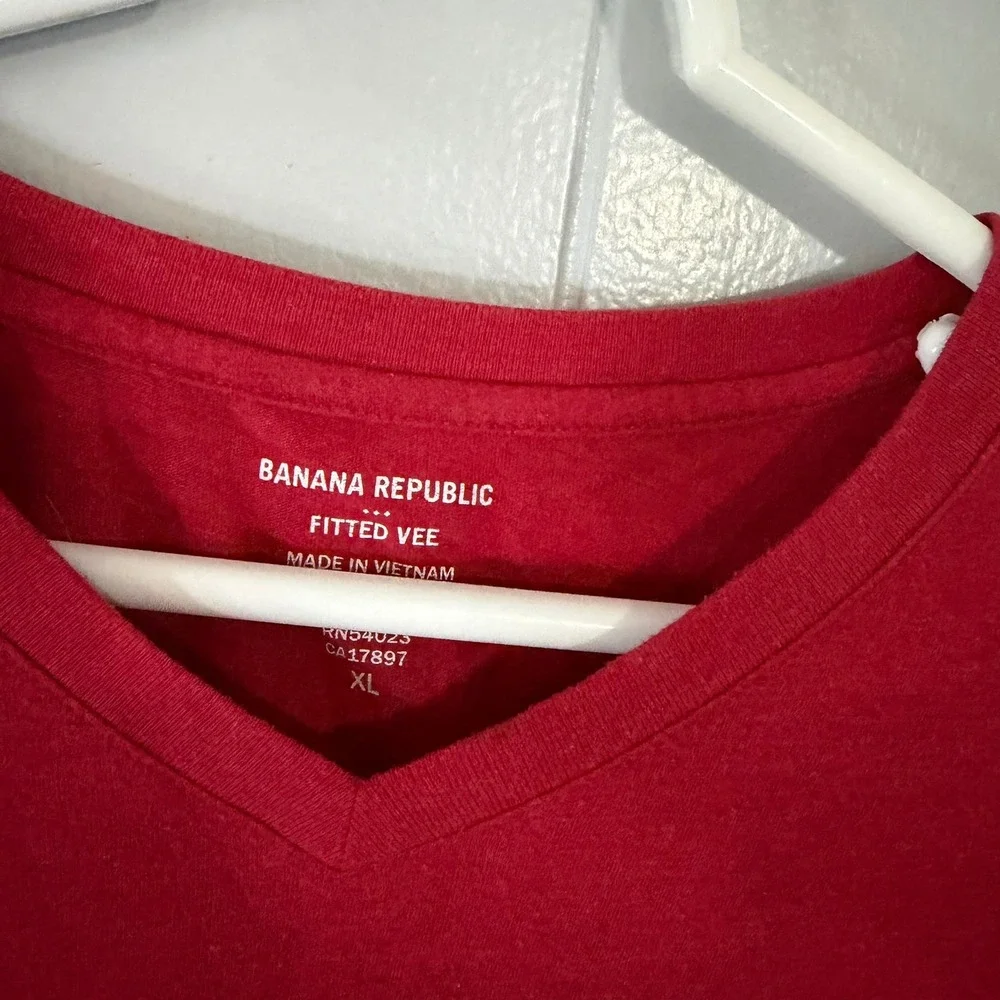 Banana Republic‎ T-Shirt Mens XL Red Fitted Vee Short Sleeve V-Neck Solid